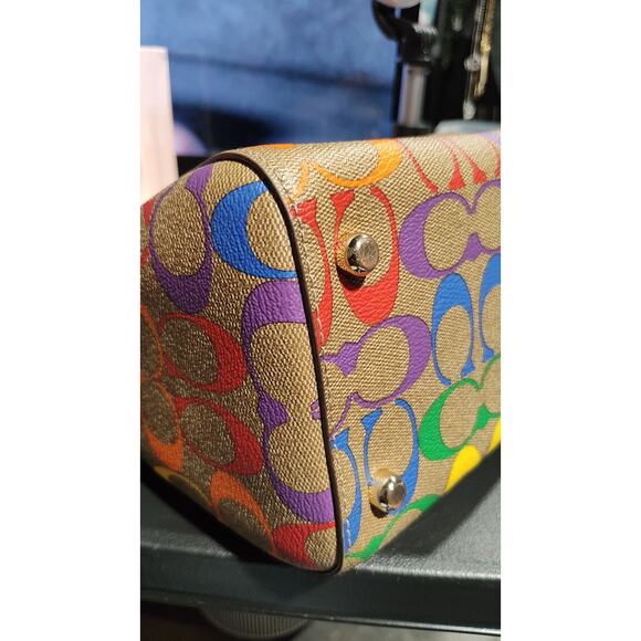 Coach Limited Addition - Picture 6 of 8